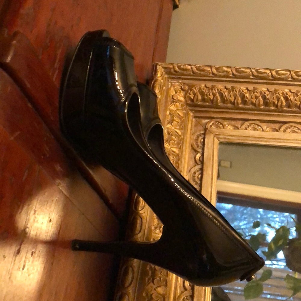 Black pumps